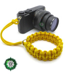 Pasek z oryginalnego Paracordu typ III 550 o siedmiu rdzeniach do aparatu, kamery, lornetki, dalomierza, typ splotu "Cobra", kolor "Golden rod"