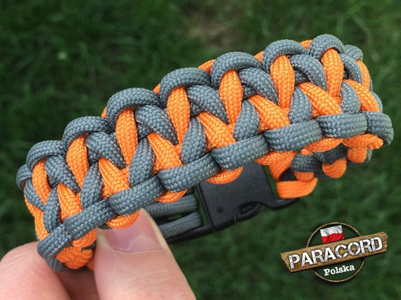 Bransoleta z Paracordu typ "Pocket" z wplecioną plastikową klamrą, kolor "Gun Metal - Orange Yellow"