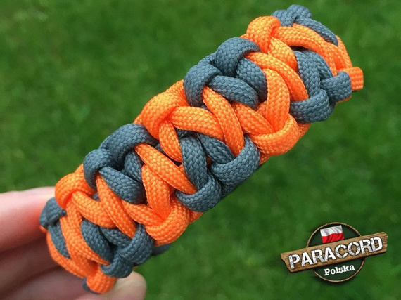 Bransoleta z Paracordu typ "King Two Face" z wplecioną plastikowa klamrą kolor "Gun Metal - Orange Yellow"