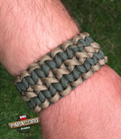 Bransoleta z Paracordu typ "X-Cobra" na klamrze z wbudowanym gwizdkiem, krzesiwem i blachą, Kolor "Coyote brown - Army green"