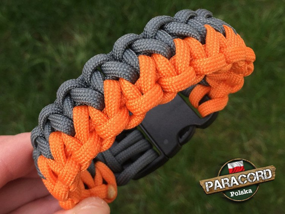 Bransoleta z Paracordu typ "Two Face" z wplecioną plastikową klamrą, kolor "Gun Metal - Orange Yellow"