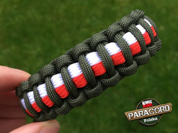 Bransoleta z Paracordu typ "Cobra Patriotyczna - Army Green" z wplecioną plastikową klamrą