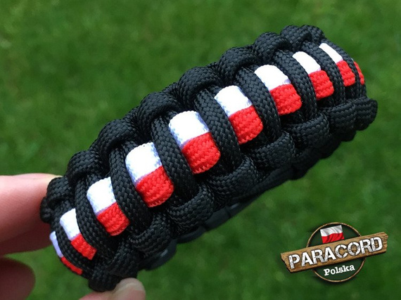 Bransoleta z Paracordu typ "Cobra Patriotyczna - Black" z wplecioną plastikową klamrą