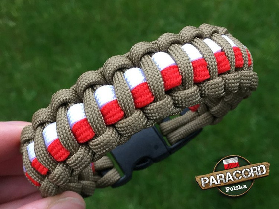 Bransoleta z Paracordu typ "Cobra Patriotyczna - Coyote Brown" z wplecioną plastikową klamrą