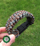 Bransoleta z Paracordu typ "Conquistador", kolor: "Brown Camo", na klamrze z wbudowanym gwizdkiem, krzesiwem i blachą