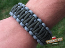 Bransoleta z Paracordu typ "King Cobra" na klamrze z wbudowanym gwizdkiem, krzesiwem i blachą, Kolor "Neutral Grey - Army Green"