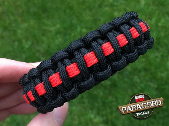 Bransoleta z Paracordu typ "Cobra Thin Red Line" z wplecioną plastikową klamrą