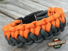 Bransoleta z Paracordu typ "Two Face" z wplecioną plastikową klamrą, kolor "Gun Metal - Orange Yellow"