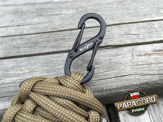 Brelok survivalowy z Paracordu 550 o splocie "Royal Cobra", kolor "Coyote Brown" z metalową szeklą Nite Ize S-BINER