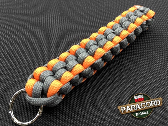 Brelok survivalowy z Paracordu 550 o splocie "Royal Box Knot", kolor: "Gun metal - Orange yellow"