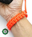 Pasek z oryginalnego Paracordu typ III 550 o siedmiu rdzeniach do aparatu, kamery, lornetki, dalomierza, typ splotu "Cobra", kolor "Orange yellow"