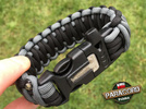 Bransoleta z Paracordu typ "King Cobra" na klamrze z wbudowanym gwizdkiem, krzesiwem i blachą, Kolor "Black - Gun Metal"