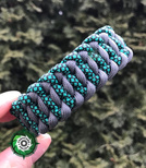 Bransoleta z Paracordu typ "Salomon Bar", z wplecioną plastikową klamrą, kolor "Gun Metal - Crystal Green Snake".