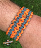 Bransoleta z Paracordu typ "X-Cobra" na klamrze z wbudowanym gwizdkiem, krzesiwem i blachą, Kolor "Orange yellow - Gun metal"