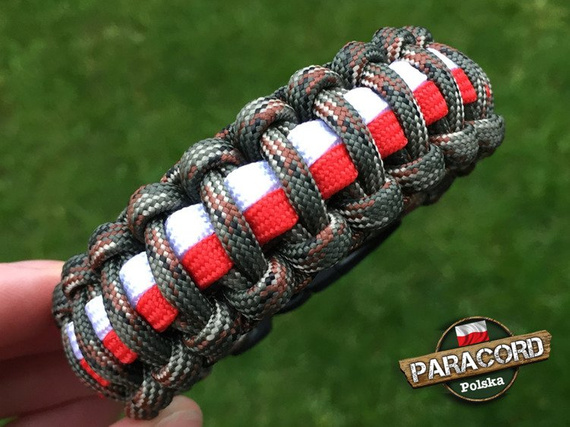 Bransoleta z Paracordu typ "Cobra Patriotyczna - Army Green Camo" z wplecioną plastikową klamrą