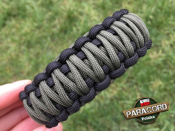 Bransoleta z Paracordu typ "King Cobra" na klamrze z wbudowanym gwizdkiem, krzesiwem i blachą, Kolor "Black - Army Green"