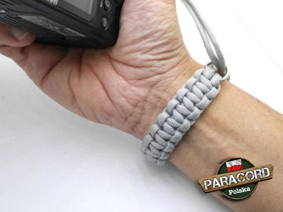 Pasek z oryginalnego Paracordu typ III 550 o siedmiu rdzeniach do aparatu, kamery, lornetki, dalomierza, typ splotu "Cobra", kolor "Neutral grey"