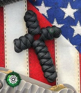 Krzyż w formie breloka do kluczy wykonany z linki Paracord 550