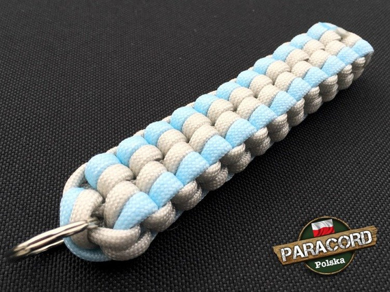 Brelok survivalowy z Paracordu 550 o splocie "Royal Box Knot", kolor: "Neutral grey - Crystal blue"