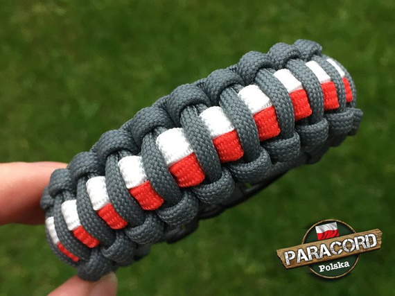 Bransoleta z Paracordu typ "Cobra Patriotyczna - Gun Metal" z wplecioną plastikową klamrą