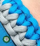 Bransoleta z Paracordu typ "Two Face" z wplecioną plastikową klamrą, kolor "Neutral grey - Sky blue"