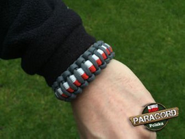 Bransoleta z Paracordu typ "Cobra Patriotyczna - Gun Metal" z wplecioną plastikową klamrą