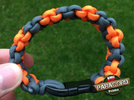 Bransoleta z Paracordu typ "King Two Face" z wplecioną plastikowa klamrą kolor "Gun Metal - Orange Yellow"