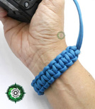 Pasek z oryginalnego Paracordu typ III 550 o siedmiu rdzeniach do aparatu, kamery, lornetki, dalomierza, typ splotu "Cobra", kolor "Blue"