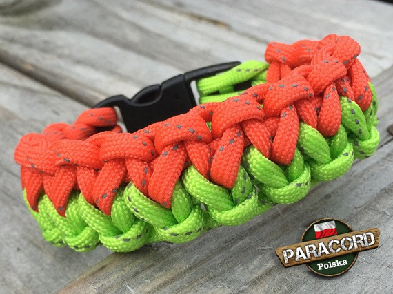 Bransoleta z Paracordu typ "Two Face" z wplecioną plastikową klamrą, kolor "Red Reflective - Fluor Green Reflective"