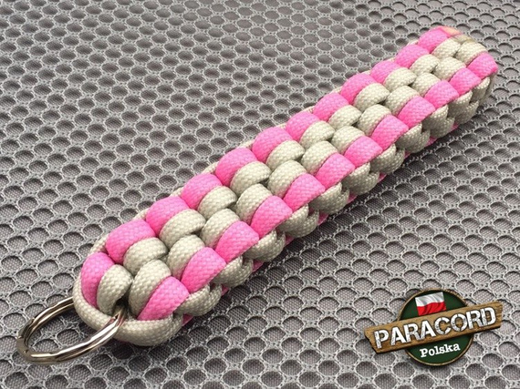 Brelok survivalowy z Paracordu 550 o splocie "Royal Box Knot", kolor: "Light grey - Pink"