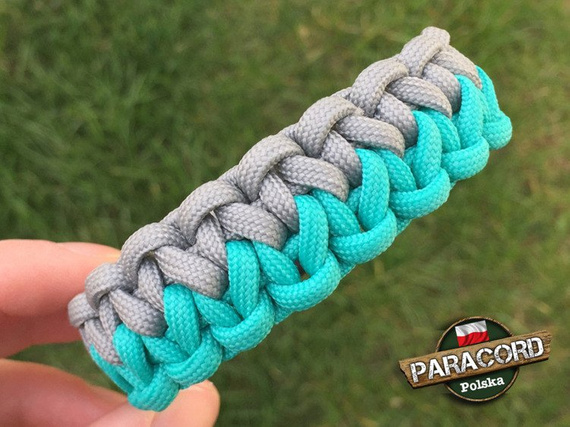 Bransoleta z Paracordu typ "Two Face" z wplecioną plastikową klamrą, kolor "Acid Blue - Neutral Grey"