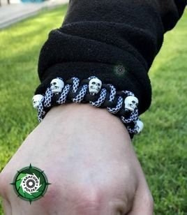 Bransoleta z Paracordu typ "Advanced Geco", z wplecionymi czaszkami, kolor: "Black - Diamond"