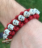 Bransoleta z Paracordu typ "Cobra Globe", z wplecionymi czaszkami, kolor: "Red Diamonds - Crystal Blue"