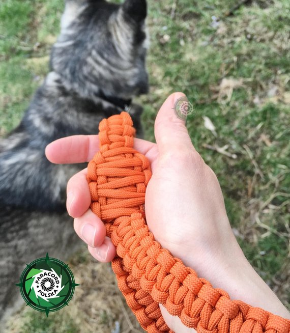 Smycz dla Psa z Paracordu 550 o splocie "Cobra", wpleciona metalowa klamra z mechanizmem sprężynowym