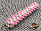 Brelok survivalowy z Paracordu 550 o splocie "Royal Box Knot", kolor: "Light grey - Pink"