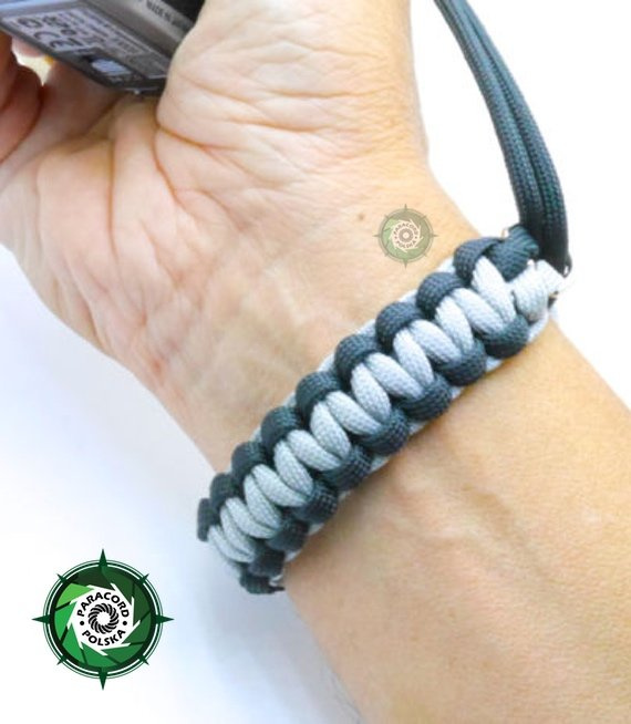 Pasek z oryginalnego Paracordu typ III 550 o siedmiu rdzeniach do aparatu, kamery, lornetki, dalomierza, typ splotu "Cobra", kolor "Black - Neutral grey"