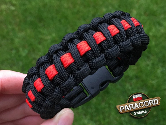 Bransoleta z Paracordu typ "Cobra Thin Red Line" z wplecioną plastikową klamrą