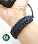 Pasek z oryginalnego Paracordu typ III 550 o siedmiu rdzeniach do aparatu, kamery, lornetki, dalomierza, typ splotu "Salomon", kolor "Black"