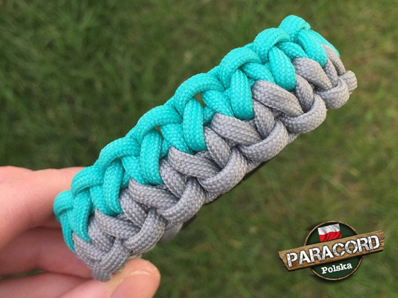 Bransoleta z Paracordu typ "Two Face" z wplecioną plastikową klamrą, kolor "Acid Blue - Neutral Grey"