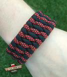 Bransoleta survivalowa z Paracordu typ "Extreme", z wplecioną metalową regulowaną szeklą, kolor: "Red snake - Black"