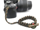Pasek z oryginalnego Paracordu typ III 550 o siedmiu rdzeniach do aparatu, kamery, lornetki, dalomierza, typ splotu "Cobra", kolor "Army green camo"