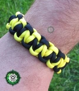 Bransoleta survivalowa z Paracordu typ "Gicam" z wplecioną metalową regulowaną szeklą, Kolor: "Black - Yellow".