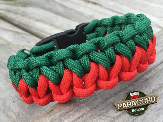 Bransoleta z Paracordu typ "Two Face" z wplecioną plastikową klamrą, kolor "Red - Green"