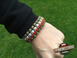 Bransoleta z Paracordu typ "Cobra Patriotyczna - Coyote Brown" z wplecioną plastikową klamrą