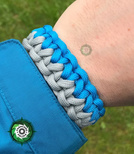 Bransoleta z Paracordu typ "Two Face" z wplecioną plastikową klamrą, kolor "Neutral grey - Sky blue"