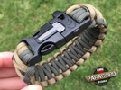 Bransoleta z Paracordu typ "King Cobra" na klamrze z wbudowanym gwizdkiem, krzesiwem i blachą, Kolor "Army Green - Coyote Brown"