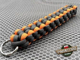 Brelok survivalowy z Paracordu 550 o splocie "Royal Box Knot", kolor: "Gun metal - Orange yellow"