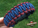 Bransoleta z Paracordu typ "King Cobra" na klamrze z wbudowanym gwizdkiem, krzesiwem i blachą, Kolor "Dark red - Dark blue"