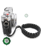 Pasek z oryginalnego Paracordu typ III 550 o siedmiu rdzeniach do aparatu, kamery, lornetki, dalomierza, typ splotu "Cobra", kolor "Black"