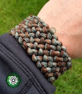 Bransoleta z Paracordu typ "Conquistador", kolor: "Brown Camo", na klamrze z wbudowanym gwizdkiem, krzesiwem i blachą